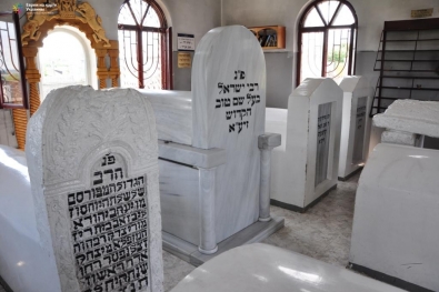 До реставрации надгробие Баал Шем Това (в центре) имело вид стола