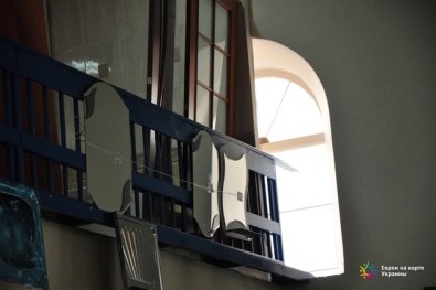 Синагога выделяется из общегородской застройки благодаря особым окнам, присущим еврейской архитектуре  на данной территории
